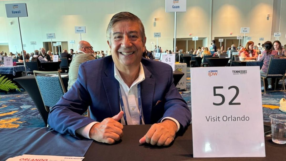 Leonardo Salazar, gerente senior de Relaciones Públicas de Visit Orlando, en IPW 2026.