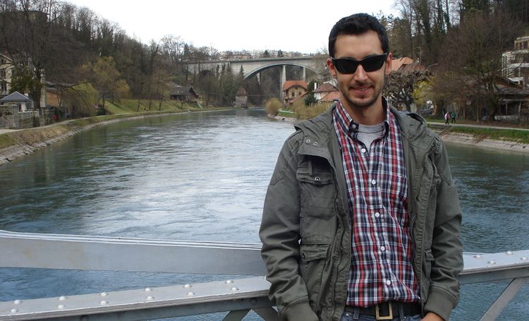 Con el río Aar de fondo en Berna, Suiza.