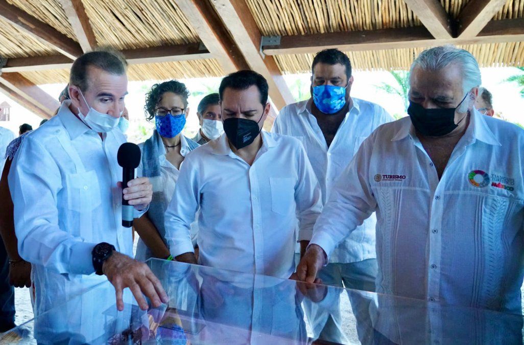 El gobernador de Yucatán, Mauricio Vila Dosal; y el secretario de Turismo, Miguel Torruco Marqués.