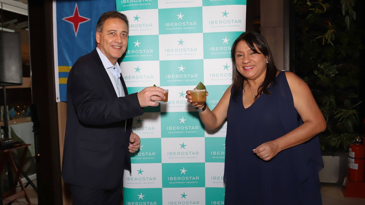 Hector &Aacute;lvarez y Marlene Ianaconne, equipo de Iberostar reunido en celebraci&oacute;n para el trade peruano.