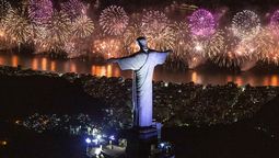 Recibir el Año Nuevo en la playa de Copacabana en Rio de Janeiro es una verdadera fiesta.