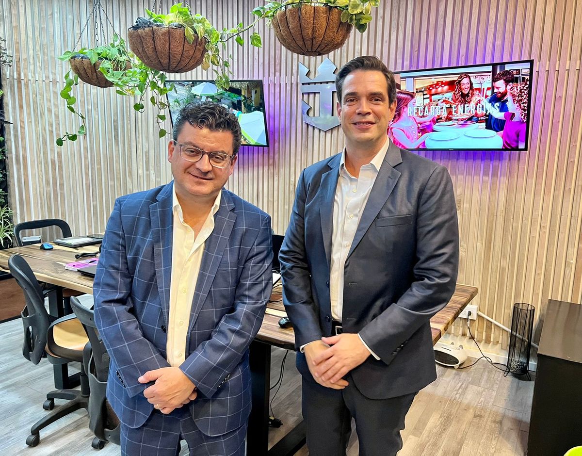 Bert Hernández, vicepresidente senior internacional en Royal Caribbean International; y Alberto Muñoz, vicepresidente de Royal Caribbean para Latinoamérica y el Caribe.