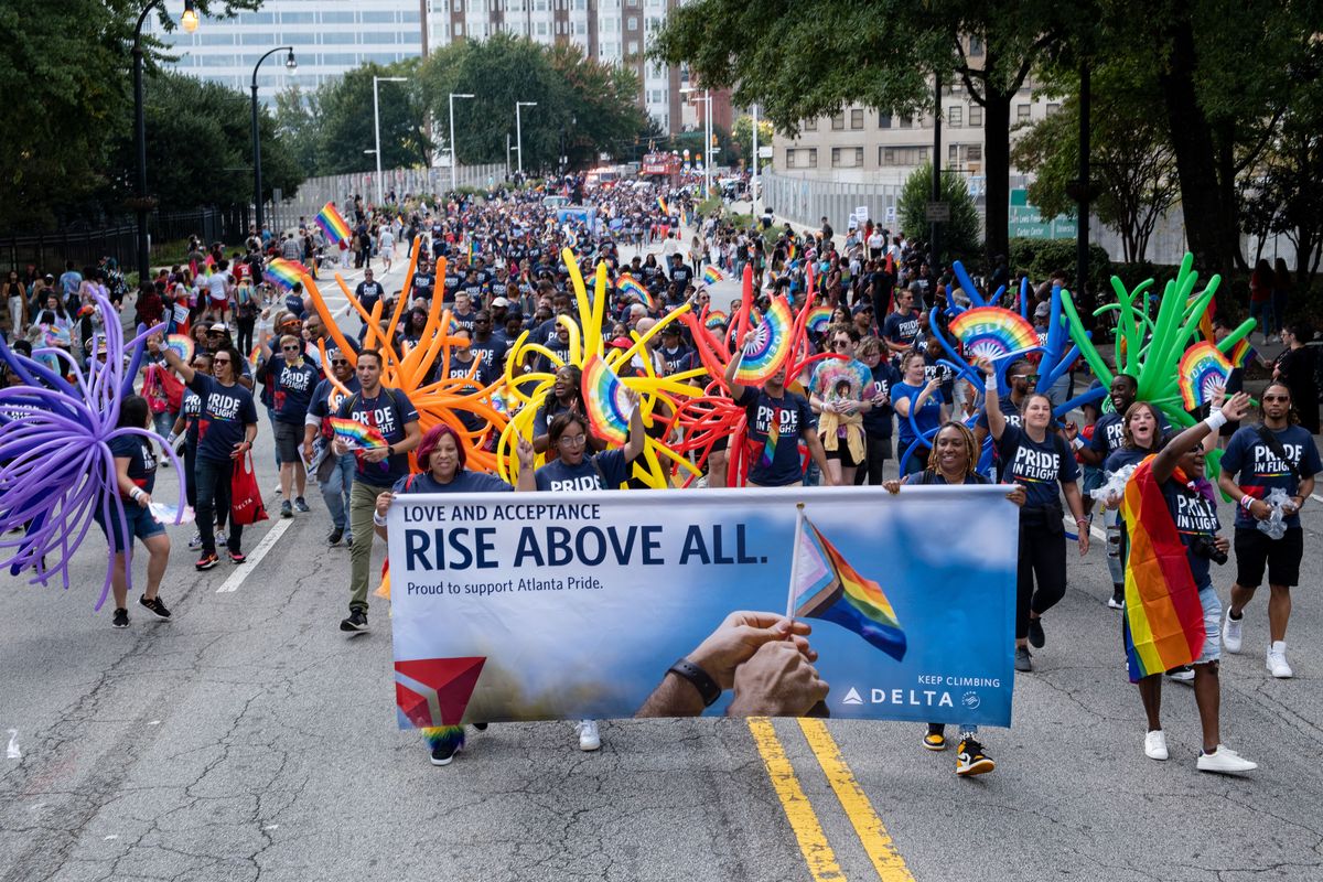 Más de 700 empleados de Delta Air Lines participaron en la última edición del Atlanta Pride Festival and Parade. 