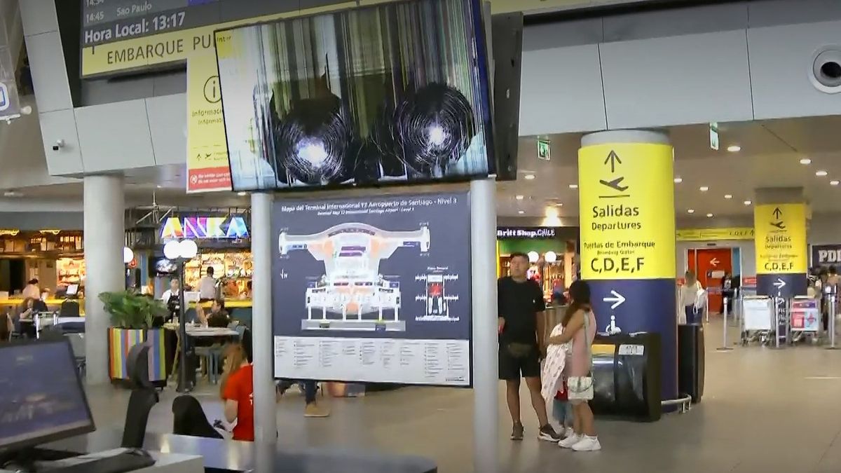 Aeropuerto de Santiago: Pasajeros captaron los daños en monitores de información, tótems de chekin, y los vidrios de un restaurante. - Ladevi Medios y Soluciones Aeropuerto de Santiago: Pasajeros captaron los daños en monitores de información, tótems de chekin, y los vidrios de un restaurante.