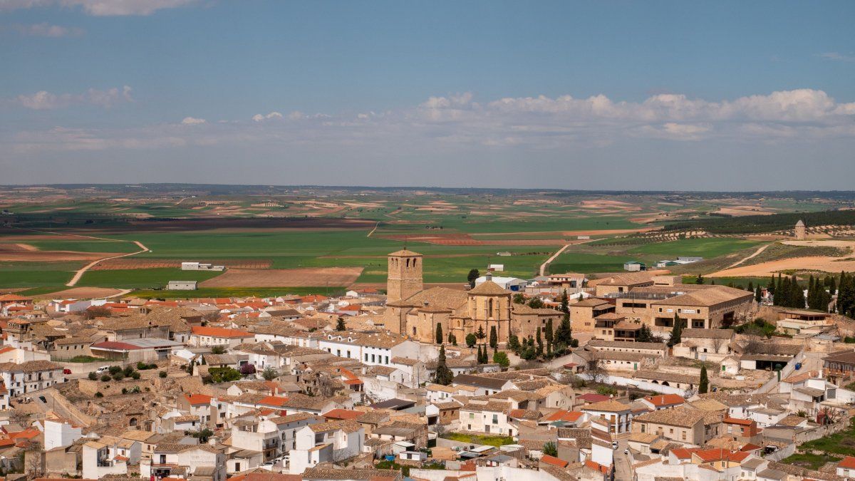 Europa: España ofrece un viaje al pasado a través de paisajes montañosos, murallas medievales y arquitectura tradicional preservada.