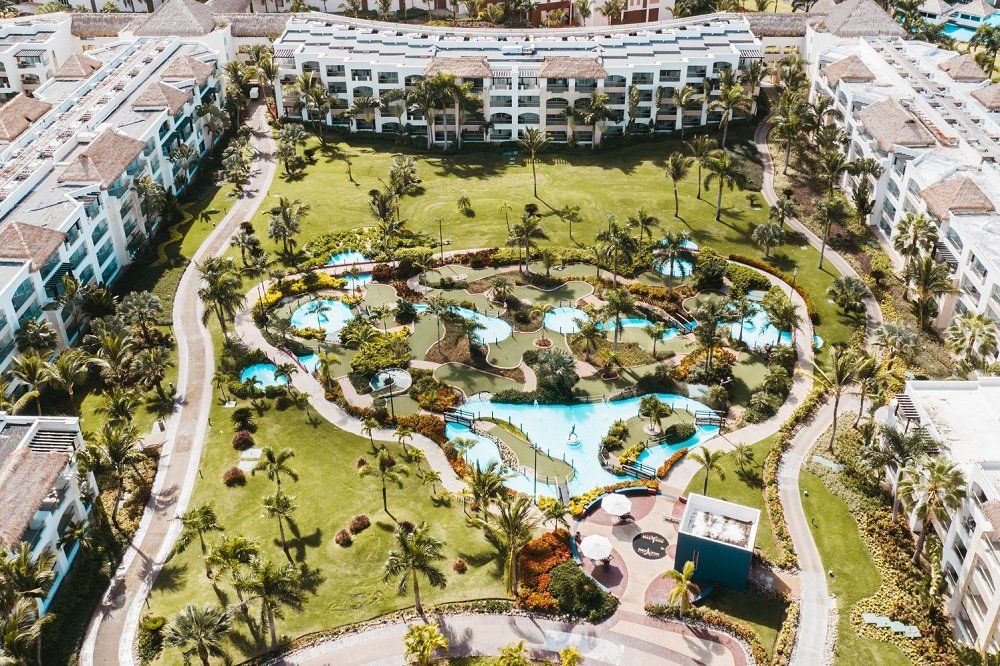 El Hard Rock Hotel & Casino Punta Cana es la propiedad insignia de la marca, la cual reinventó el estándar hotelero en un estándar de lujo y elegancia para transformarse en el mejor destino turístico all inclusive de la región.