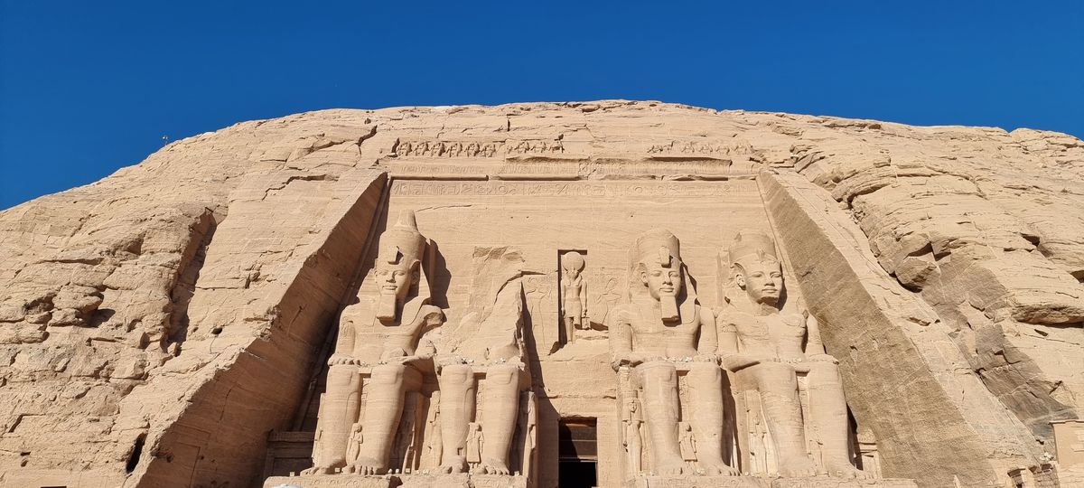 En Aswan se ubica “Abu Simbel”, un conjunto de templos constituido por el templo de Ramsés II y el templo de Nefertari, su esposa favorita.