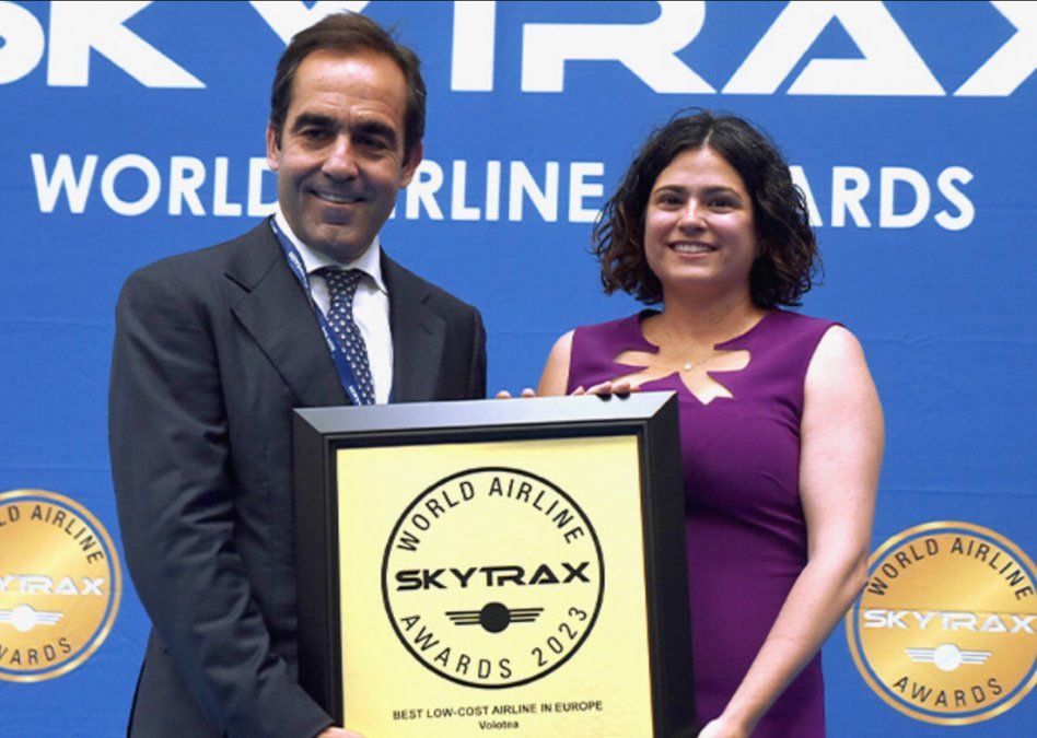 Carlos Muñoz, fundador y CEO de Volotea recibe el premio de Skytrax.