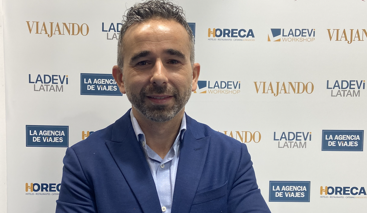 Carlos Cendra, director de ventas y marketing de Mabrian, en el stand de Ladevi en Fitur 2023.