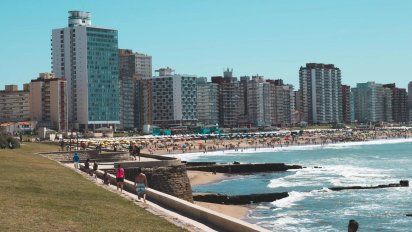 Verano 2025: ¿cuánto cuesta alquilar una carpa o sombrilla en Miramar?