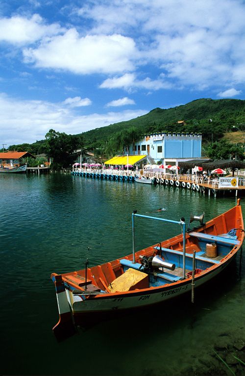 Pintorescos pueblos de pescadores son típicos en la capital del estado.