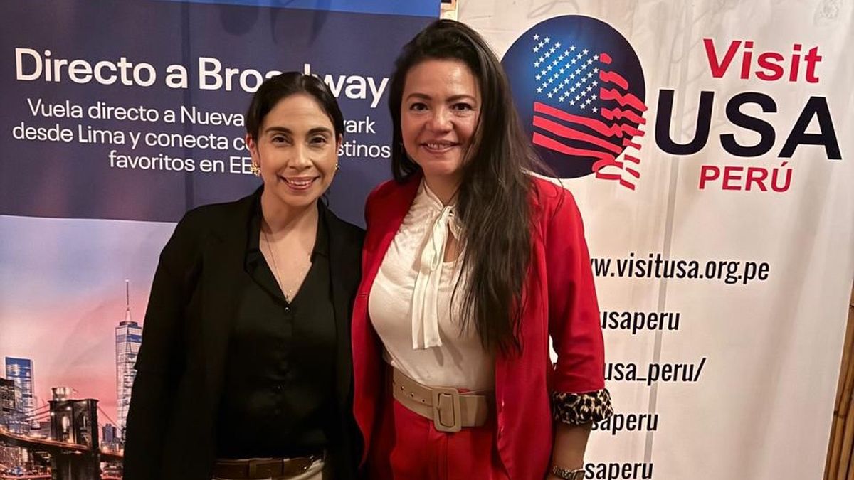 Martha Peralta, account manager de United Airlines; y Marita Villalba, gerente general de Visit USA.