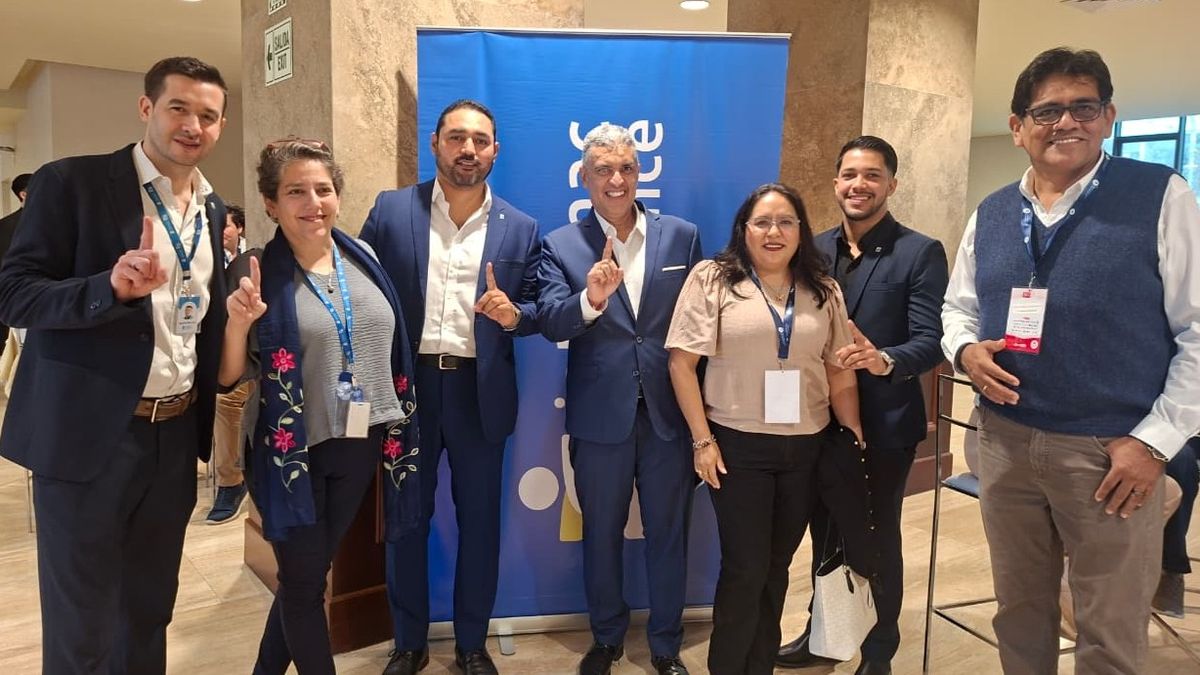 El equipo de Intermac Assistance, durante el encuentro con agentes de viajes.