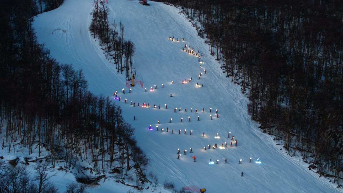 Ushuaia tuvo su tradicional bajada de antorchas en la nieve y decretó el inicio de la temporada de invierno.
