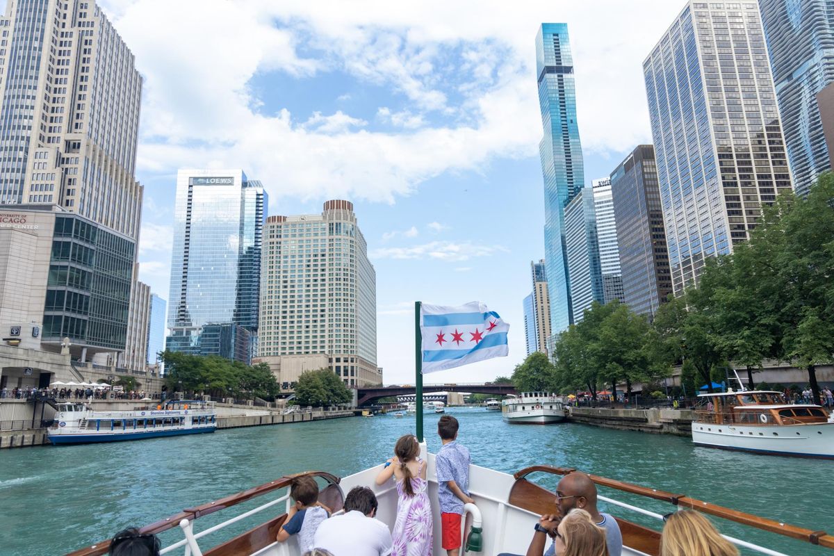 La imponente arquitectura del centro urbano desde un crucero por el río Chicago.