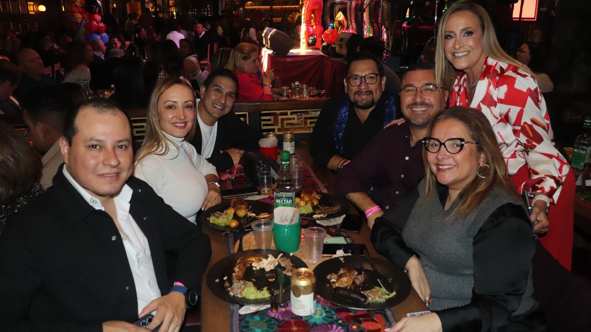 Jeniffer Rivera, directora de Ventas para la Región Andina Norte y el Caribe de Grupo Xcaret y acompañantes en la celebración de los 30 años de CIC Travel.