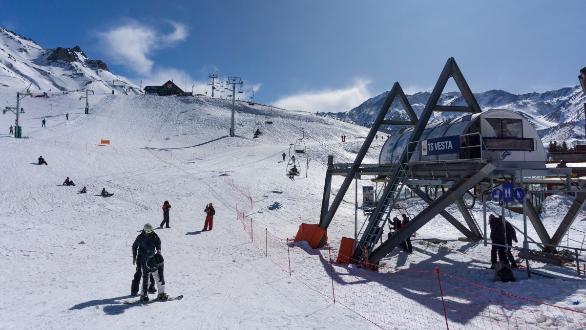 La temporada baja se desarrolla en fines de junio y en todo el mes de septiembre.