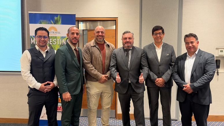 Fidel Murgueytio, gerente de Maxitravel (centro), con sus operadores aliados, en evento por 19° aniversario de la mayorista.