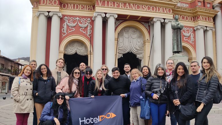 Antonella Rodríguez Ares, gerenta comercial de HotelDO Argentina, junto con el grupo de agentes de viajes.