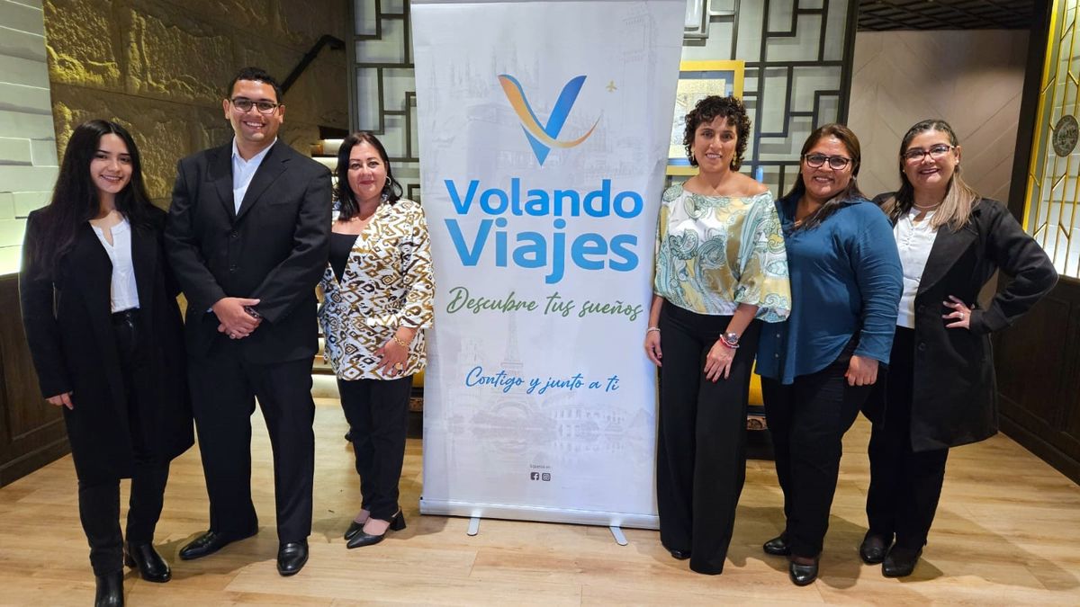 Equipo de Volando Viajes en su 3° aniversario,
