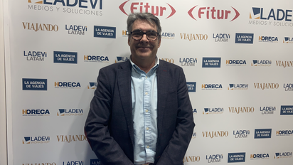 Roberto García, director comercial de Luxotour, en el stand de Ladevi en Fitur 2022.