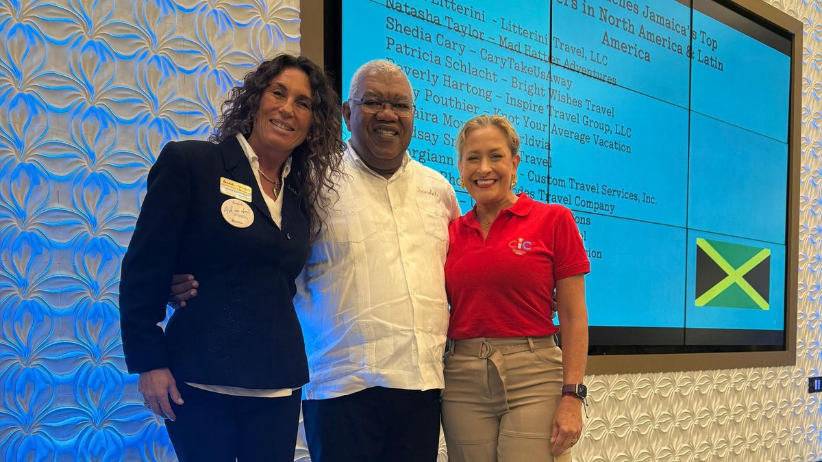 Joyce Grossman; BDM para Chile y Bolivia de Sandals; Gary Sadler, vicepresidente de Sandals; y Sonia Triana, gerente general CIC Travel.