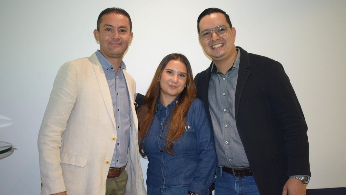 Omar Colmenerares y Sebastián Góngora, gerente comercial de Akira Travel con su equipo.