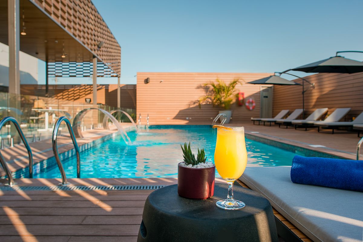 Novotel Arica brindará experiencias para reconectar y compartir, ya sea en el lounge, en la terraza, en el bar o en su piscina con hidromasaje.