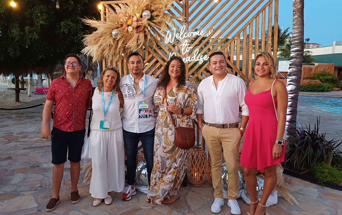 Equipo de profesionales de Ecuador participantes de Aruba Global Travel Conference 2023.