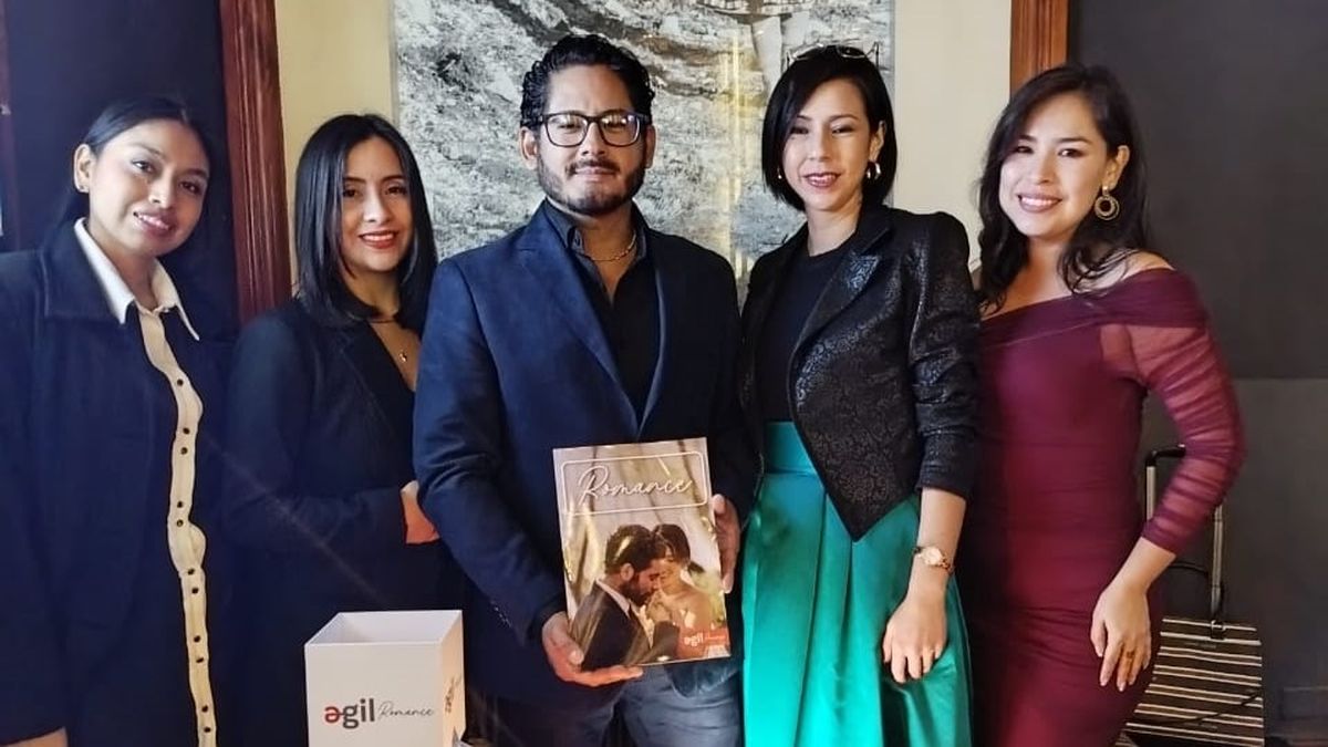 Alonso Flores, representante de Hoteles Oasis con el equipo Ágil Romance.