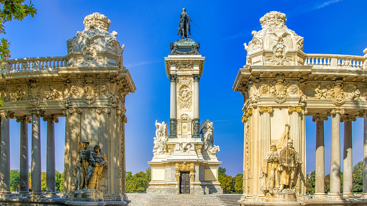 Los parques y plazas de Madrid rebosan de impresionante arquitectura.
