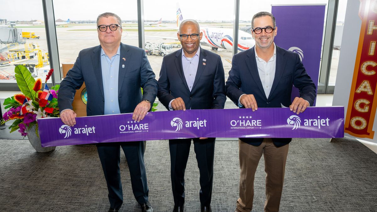 Elías Brache, Cónsul General de República Dominicana en Chicago; Michael McMurray, comisionado del Departamento de Aviación de Chicago (CDA); y Manuel Luna, jefe de Comunicación y Asuntos Públicos de Arajet.