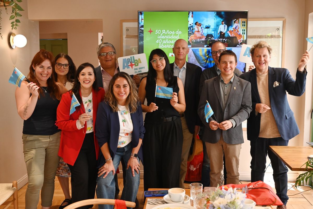 Equipo de Aruba junto a los medios de prensa que participaron del encuentro.