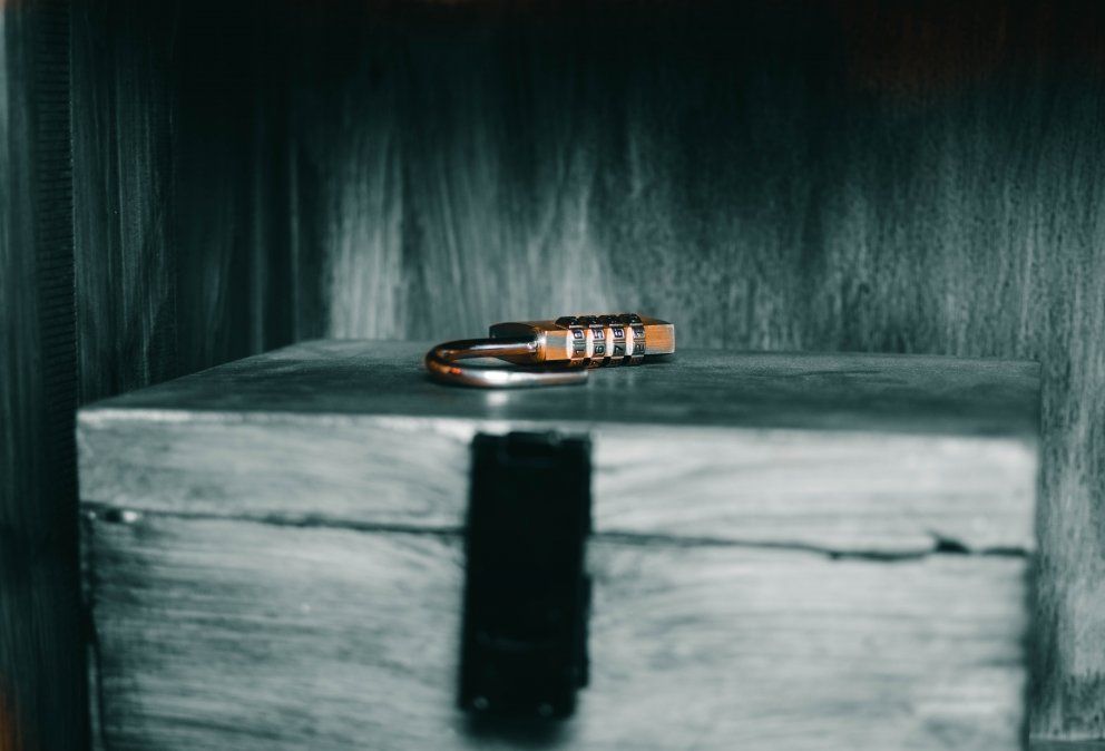 Los participantes son monitoreados y si el grupo se siente trabado puede solicitar pistas para avanzar en el juego.