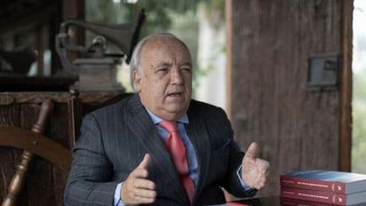 Julián Palacín Fernández nació en Argentina y murió en Perú, dodne tuvo una destacada carrera en el sector público vinculada a las políticas aerocomerciales.