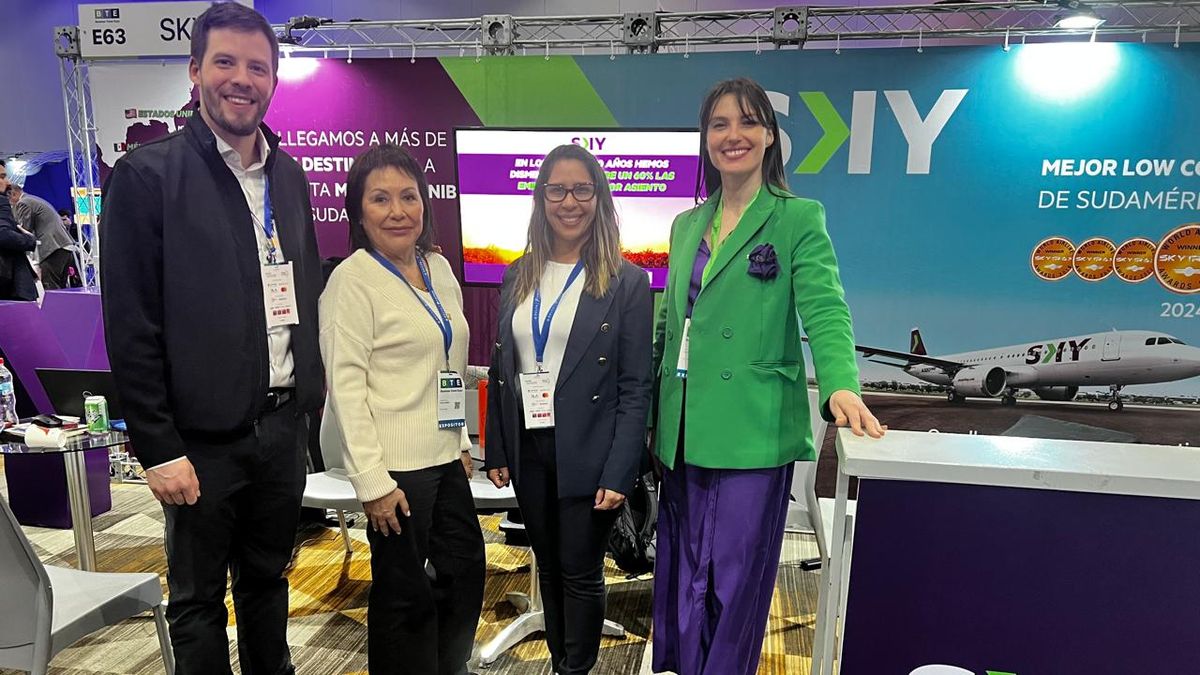 Benjamín Cox, Helga Herbst y Keyla Rojas, de SKY Airline.