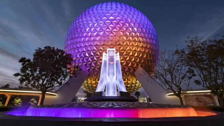 Una fuente renovada en la entrada principal de EPCOT brilla frente a Spaceship Earth en Walt Disney World. Resort en Lake Buena Vista, Florida, el 22 de diciembre de 2020.