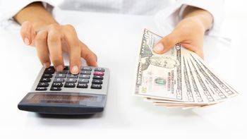 Pagar en dólares: la nueva propuesta de las plataformas para ahorrar en pasajes de avión