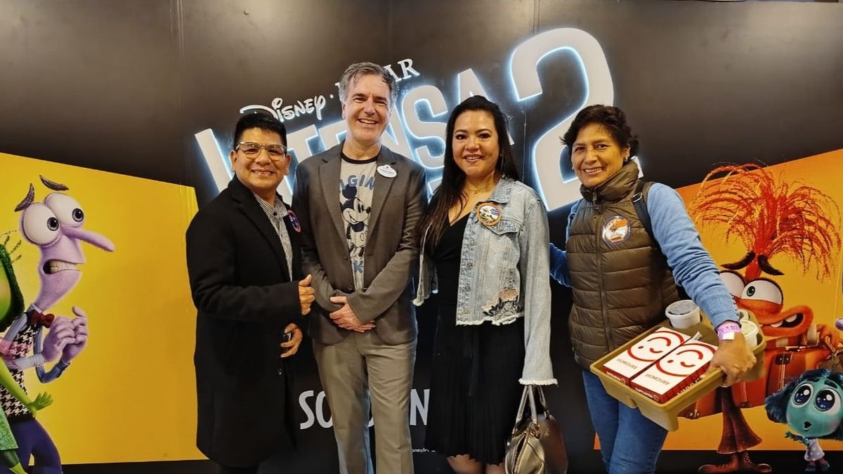 Eduardo Rocha y Marita Villalba junto a agentes de viajes invitados al evento.
