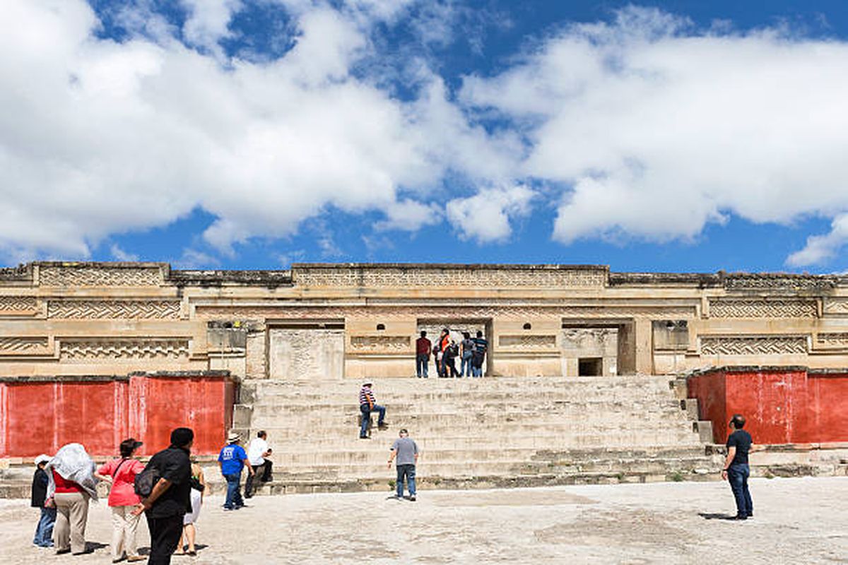 La Zona Arqueológica de Mitla es un tesoro cultural en el corazón de Oaxaca que invita a los visitantes a sumergirse en la grandeza de la civilización zapoteca.