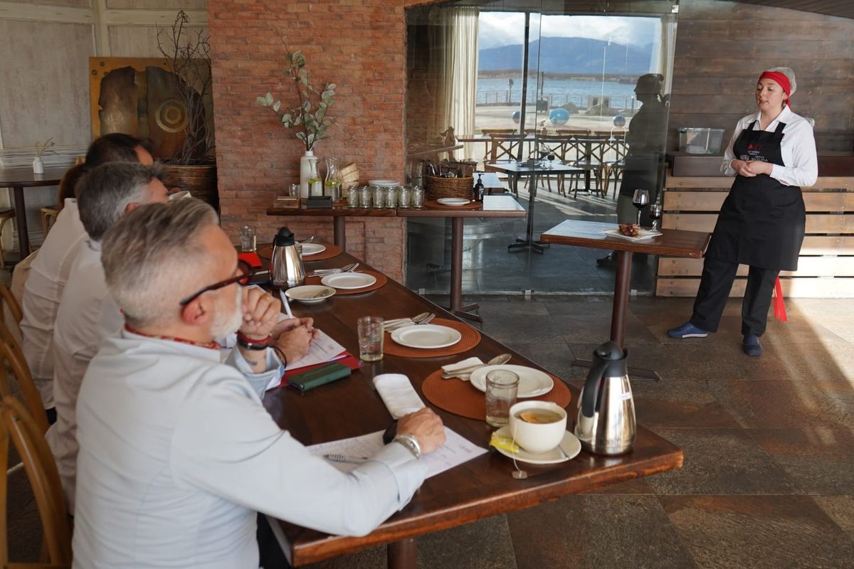 El jurado estuvo compuesto por los chefs internacionales Sergi Arola y Yann Yvin; Eugenio Melo, de Inacap; Daniela Salvador, directora de Canal HORECA; y Dalma Díaz, de Aptur.