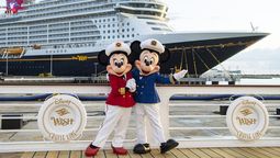 Los capitanes Mickey y Minnie, siempre presentes en la programación de Disney Cruise Line.