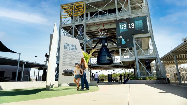 El Kennedy Space Center Visitor Complex invita a explorar el universo salir del planeta Tierra.