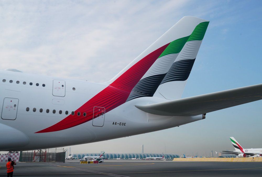 Emirates Airlines mantiene en la cola de sus aviones la presencia de la bandera de Emiratos Árabes Unidos pero con un diseño más dinámico.