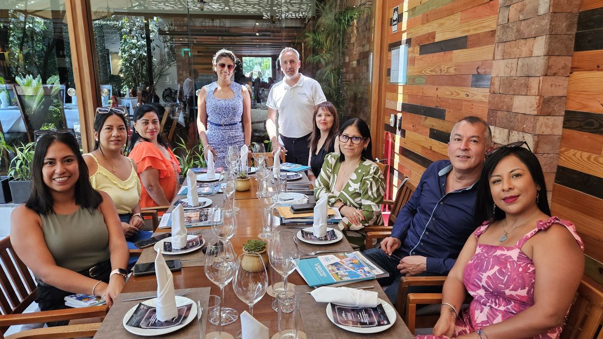 Ingrid del Busto y Rafael Galán junto a las agencias de viajes invitadas.