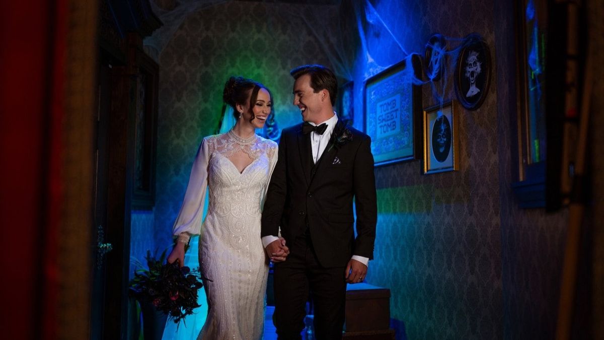 Disney Cruise Line permitirá disfrutar de bodas aún más inolvidables en Haunted Mansion Parlor a bordo del Disney Destiny.