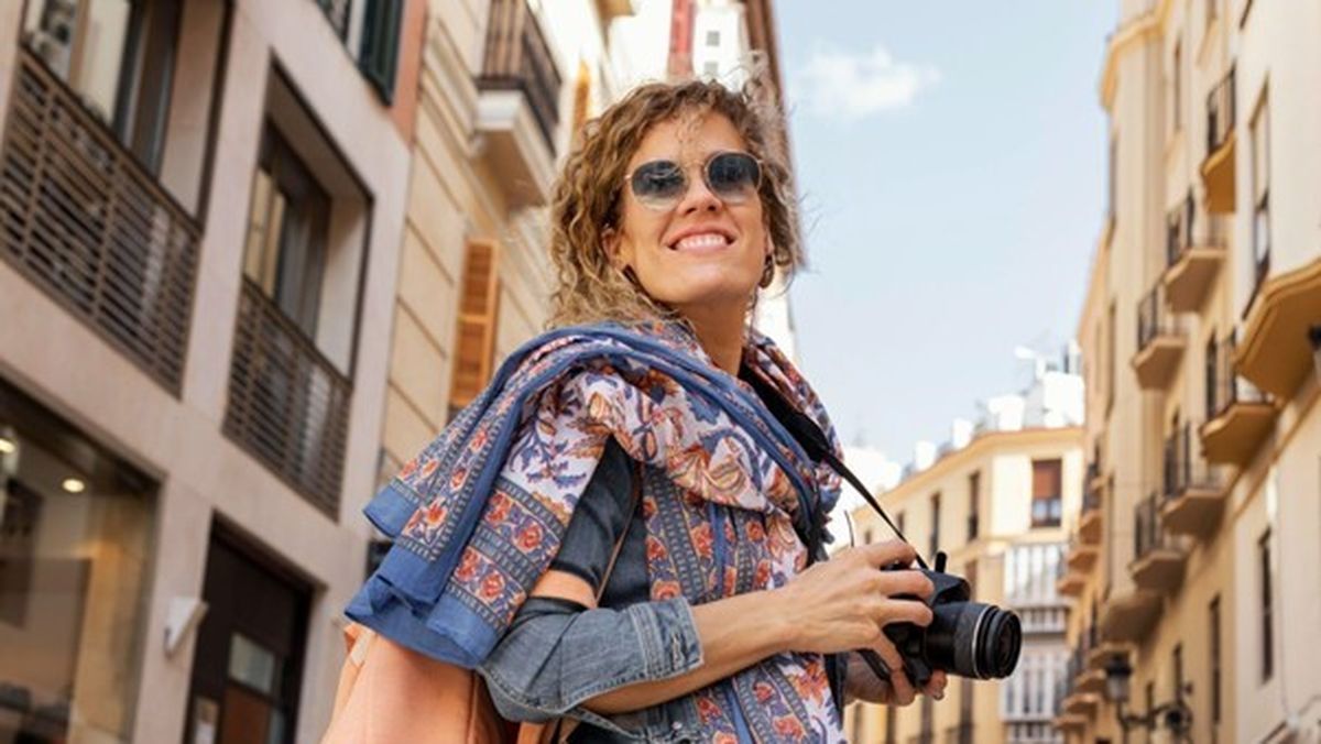 El aviso de viaje al exterior es una notificación que le haces a tu banco o entidad emisora de la tarjeta informando sobre tus planes de viajar fuera del país y utilizar tu tarjeta durante ese período.