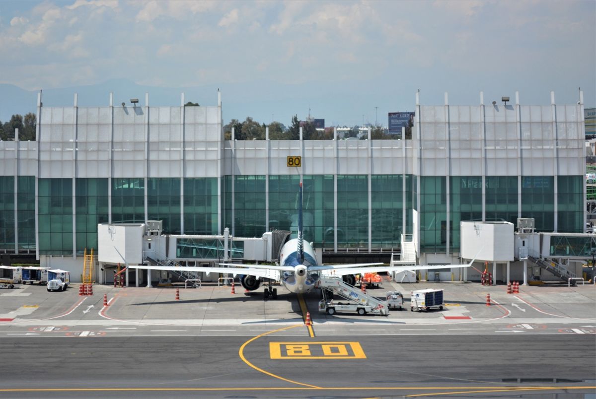 El Aeropuerto Internacional de Ciudad de México (AICM) es la principal estación aérea del país y de toda la región.