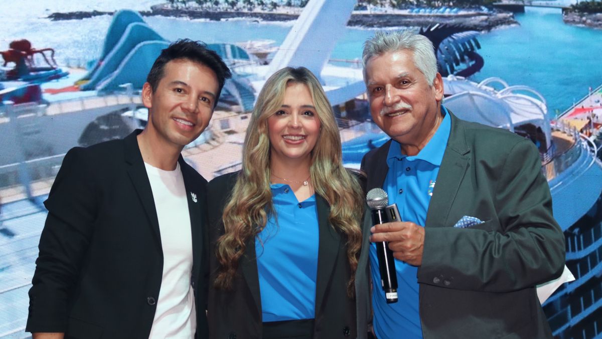 Martín Parra Castañeda, Country Manager de Royal Caribbean, Fabiana Marcuzzi, Brand Management Lead Latin America & Caribbean, y Orlando Materon, director comercial de Discover America Marketing, durante el evento Its Big Time, compartiendo novedades y estrategias con agentes de viajes.