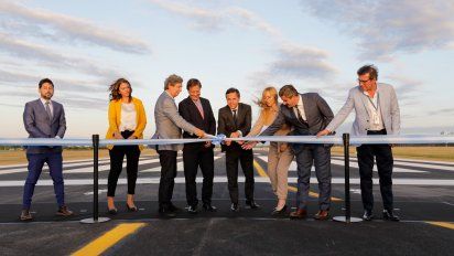 Las autoridades cortan formalmente la cinta en la reinauguración del aeropuerto de San Rafael.
